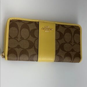 Coach F54630 Accordion Zip Wallet In Signature Canvas, Khaki / Vanilla